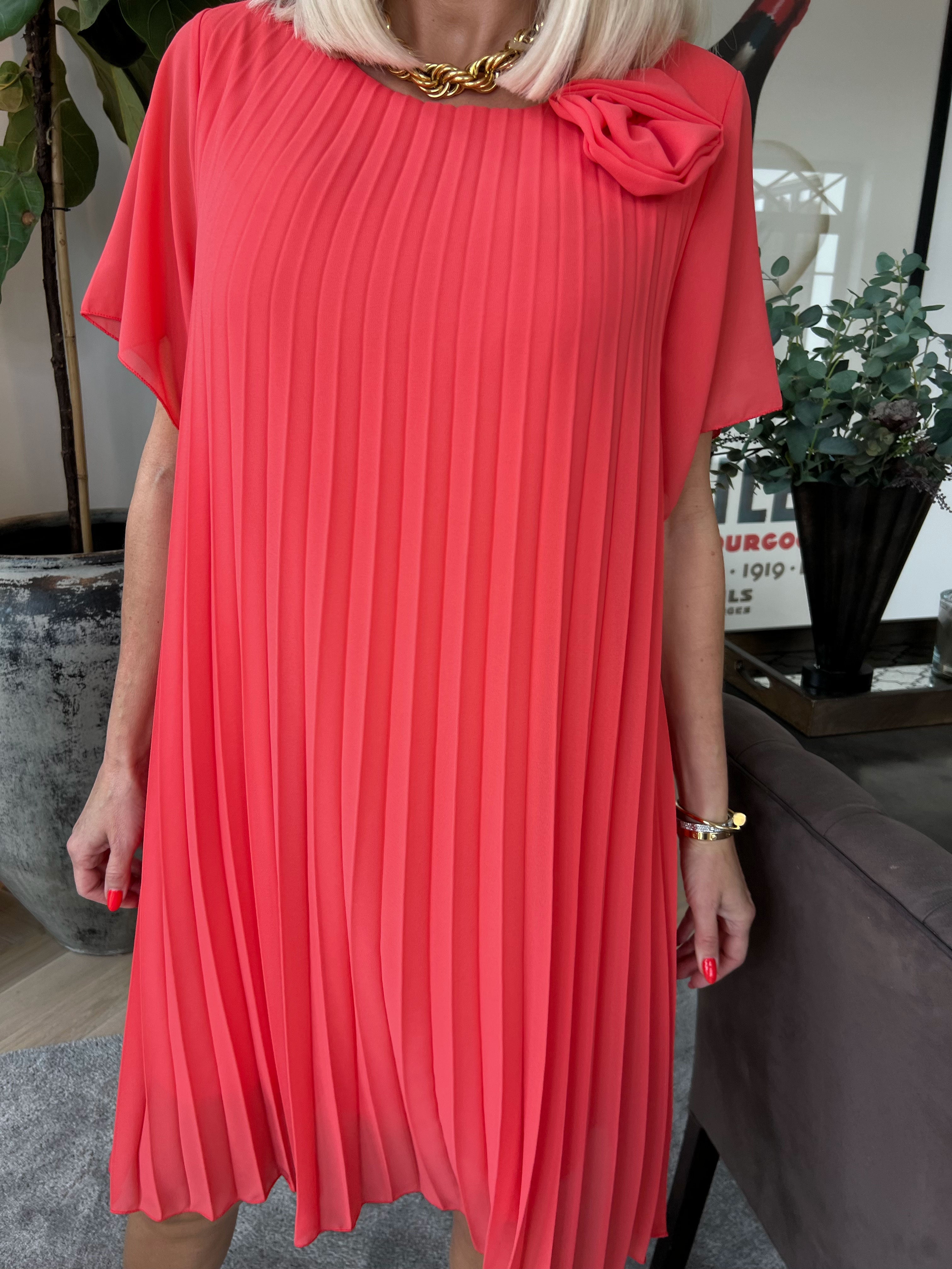 Scarlett - Kjole i plisseret chiffon med fin blomst ved skulderen